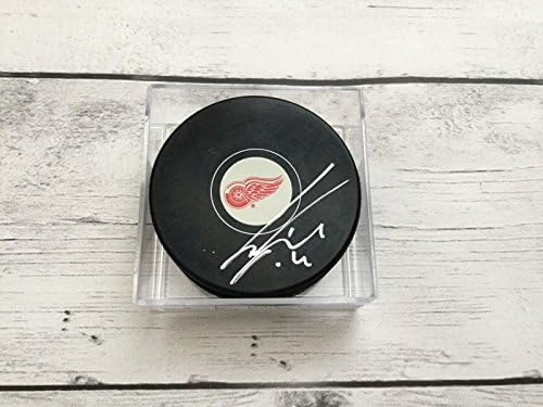 Gustav Nyquist Aláírt Detroit Red Wings Jégkorong Dedikált NHL c - Dedikált NHL Korong
